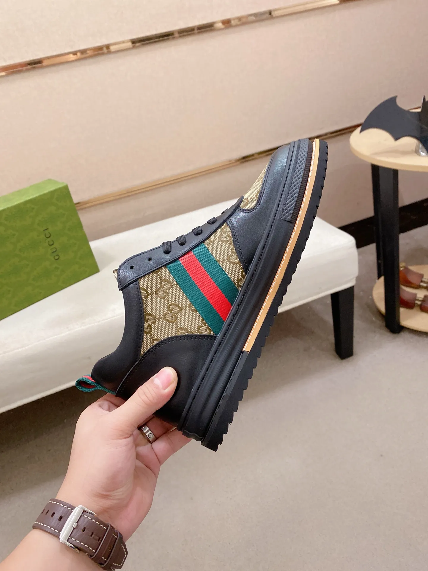 Men's shoes 💰 440 💰 High-quality new high-top GUCCI counters are on the market at the same time. The new men's shoes, 😘fabrics are selected imported cowhide, lining: sheepskin lining. 👍🏿 High-end ☄️ air-cushion molded anti-slip rubber outsole, exquisite lines, simple and elegant, comfortable and high-end for leisure travel. Code number: 38 to 44 (45 can be customized and cannot be returned or exchanged)
